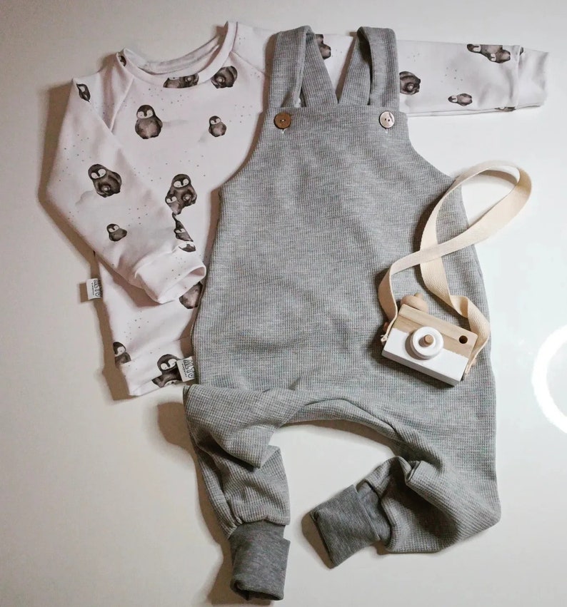 Baby Kinder Latzhose Strampler Pullover Penguin Tiere Set Organic French Terry Waffeljersey neutral outfit Handmade Geschenk Grau Weiß Bild 1