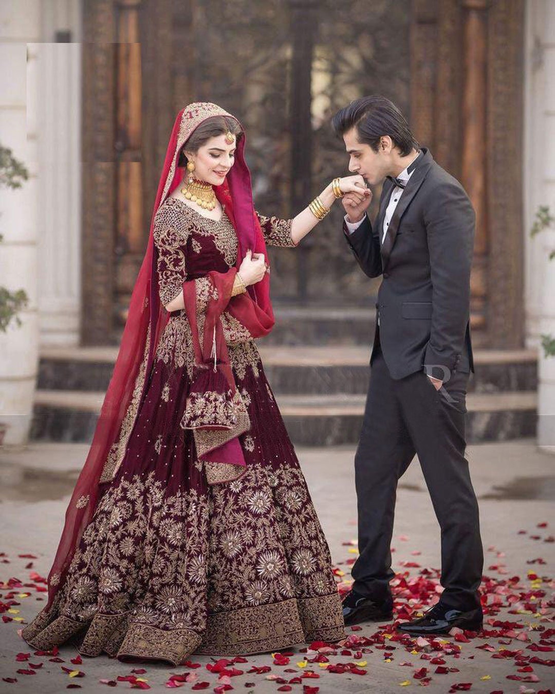 Indian Dulhan pose | Indian wedding dulhan poses, Indian wedding couple, Wedding  dulhan pose