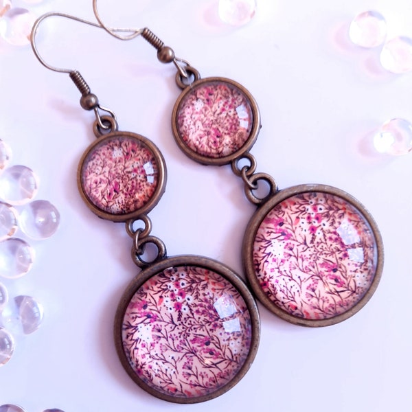 Boucles d'oreilles pendantes. Liberty rose. Cabochons en verre.