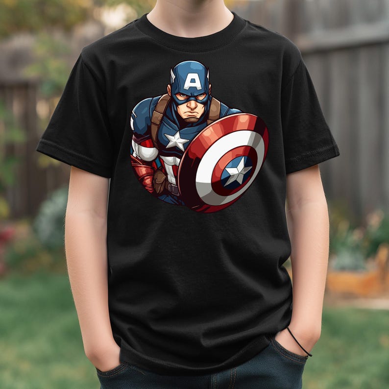 以下が含まれることがあります： キャプテン・アメリカのグラフィックがプリントされた黒いTシャツ。デザインは、キャプテン・アメリカがコスチュームを着て、シールドを持っている様子を描いています。シールドは赤、白、青で、中央に星があります。「A」の文字がキャラクターのヘルメットに見えます。
