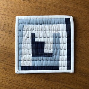 Grytlapp i timmerstuga; Handgjord, Handquiltad - Marinblå och vit