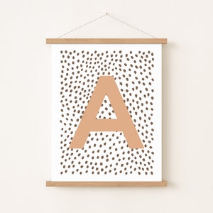 Affiche initiale pour chambre de garçon savane, poster personnalisé décoration safari, déco avec lettre beige
