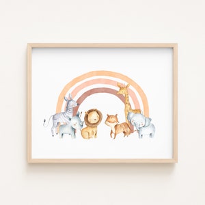 Puede incluir: Una impresión en acuarela enmarcada con un arcoíris y una colección de adorables animales de safari. Los animales incluyen una cebra, un rinoceronte, un león, un tigre, una jirafa y un elefante. La obra de arte tiene una paleta de colores pastel.