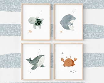 Set med fyra havstema-posters för barnväggdekoration, med bilder på havsdjur, illustrationer av en sköldpaddsunge, delfin, val och krabba