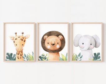Babyzimmerposter im Dschungel-Stil mit Savannentieren, Giraffen, Elefanten und Löwen.