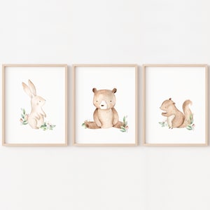 Poster di animali della foresta illustrazione di coniglio, orso e scoiattolo simpatico poster per la stanza a tema natura e bosco