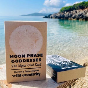 Baraja de cartas de la Diosa de las Fases Lunares de Segunda Edición / Nityas Lunares / Paquete de cartas ilustrado y dibujado a mano con caja impresa a mano / Herramienta de adivinación de oráculo