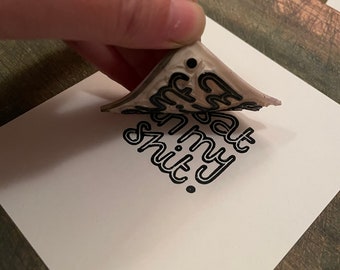 Mini-Linoldruck „I sit in my shit“ – Tinte auf Ölbasis auf Recyclingpapier