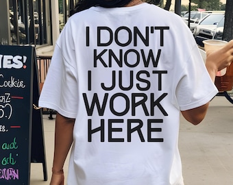 Maglietta da lavoro divertente PNG SVG: "Non lo so, lavoro solo qui" (download digitale)