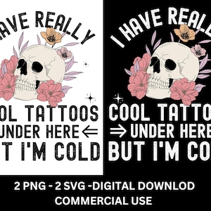 Può includere: Un design grafico in bianco e nero con un teschio con fiori rosa e il testo "Ho davvero dei tatuaggi fantastici sotto qui, ma ho freddo".
