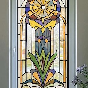 Könnte beinhalten: Eine Bleiglas-Fensterfolie mit einem stilisierten floralen Design in den Farben Gelb, Blau, Grün und Braun. Das Design beinhaltet ein kreisförmiges Element mit einem Sonnenstrahlenmuster.
