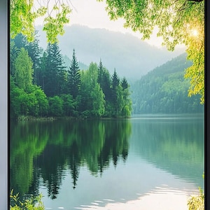 Könnte beinhalten: Eine malerische Aussicht auf einen See, umgeben von üppigen grünen Bäumen und Bergen. Das Wasser ist ruhig und spiegelt die umliegende Landschaft wider. Die Sonne scheint hell durch die Bäume und schafft eine warme und einladende Atmosphäre.