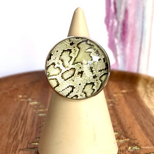 Justerbar ring med runt cabochonormmotiv - Ringsmycken med orm i stenpytonform