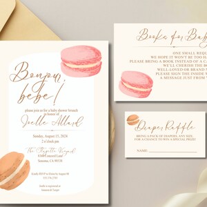 Pode incluir: Um convite de chá de bebê rosa e branco com uma ilustração de macaron. O convite diz "Bonjour, bebe!" e inclui detalhes para um brunch em homenagem a Joelle Allard em 15 de agosto de 2024 às 14h00. O convite também inclui um pedido para que os convidados tragam um livro em vez de um cartão para o bebê.