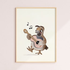 Peut inclure: Une illustration de dessin animé d'un oiseau brun et blanc jouant de la guitare rose. L'oiseau porte une chemise à motifs bruns et blancs et a un bec noir. La guitare a un manche brun et un corps rose. Le fond est blanc.