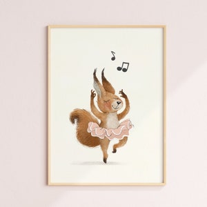 Peut inclure: Une illustration aquarelle d'un écureuil portant un tutu rose et dansant au rythme de la musique. L'écureuil a une fourrure brune et une queue touffue. Les notes de musique sont dans le coin supérieur gauche de l'image.