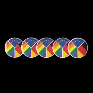 Könnte beinhalten: Fünf runde Buttons mit einem Design, das die Flagge der Europäischen Union, eine Regenbogenflagge und die deutsche Flagge kombiniert. Die Buttons sind auf schwarzem Hintergrund angeordnet.