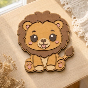 Könnte beinhalten: Ein mehrschichtiger Holzausschnitt eines Löwen mit dunkelbrauner Mähne, beigem Gesicht und hellbeigen Pfoten. Der Löwe hat große dunkelbraune Augen, rosa Wangen und eine kleine rosa Zunge. Das Design ist flach mit deutlich gestapelten Holzschichten.