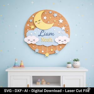 Op de afbeelding: Een houten bord voor de kinderkamer met een gele maan, sterren en wolken. Het bord toont de namen "Liam Noah" in blauw en geel. Het ronde bord heeft een lichtbruine houtnerf achtergrond. Voor de kinderkamer.