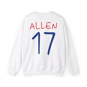 Può includere: Felpa bianca con testo rosso e blu sul retro. Il testo recita "ALLEN 17".