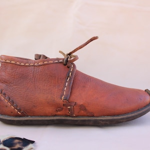Middeleeuwse leren enkellaarsjes in natuurlijke baksteenkleur - Handgemaakte leren re-enactschoenen voor LARP- en renaissancebeurzen - Viking, heren en dames