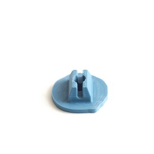 Peut inclure: Un capuchon en plastique bleu &agrave; visser avec une partie centrale sur&eacute;lev&eacute;e et un petit trou au centre.