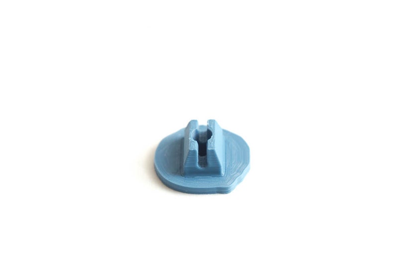 Peut inclure: Un capuchon en plastique bleu &agrave; visser avec une partie centrale sur&eacute;lev&eacute;e et un petit trou au centre.