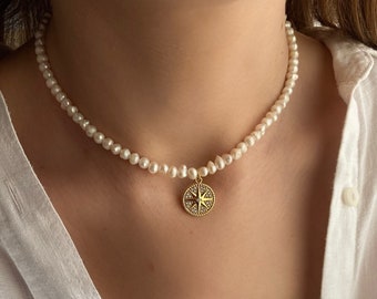 Ras de cou minimaliste en perles d'eau douce naturelles avec breloque boussole, collier ras de cou en perles de perles, cadeau de remise des diplômes universitaires, cadeau fille pour elle