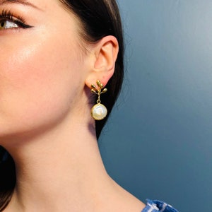Freshwater Coin Pearl Drop Earrings, Flower and Pearl Gold Dangle Earrings, Bridesmaid Earrings, Minimalist Earrings, Handmade Gift For Her image 6