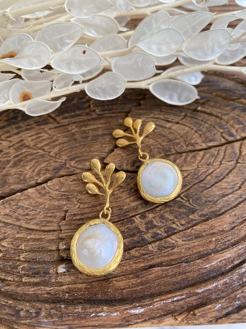 Freshwater Coin Pearl Drop Earrings, Flower and Pearl Gold Dangle Earrings, Bridesmaid Earrings, Minimalist Earrings, Handmade Gift For Her image 4