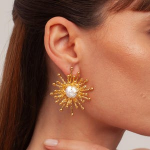 Złote kolczyki z perłami Sun: wyrazista biżuteria z perłami barokowymi