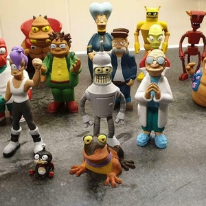 Puede incluir: Una colección de 14 figuras de Futurama, incluyendo personajes como Bender, Fry, Leela y el Profesor Farnsworth. Las figuras están hechas de plástico y están pintadas en colores brillantes.