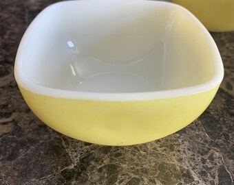 Pyrex Yellow 525-B 2 1/2 Qt Vintage Covered Rounded Square Hostess
