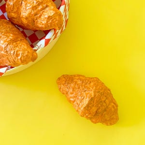 Handgjort skåp med lådhandtag i porslin, mini-croissant | Väggkrok | Tillverkad i USA