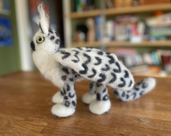 Fatto a mano, infeltrito ad ago, gufo delle nevi, leopardo delle nevi, grifone, grifone, fantasy, bambola d'arte, scultura, lana, giocattolo d'arte, figura, opera d'arte originale
