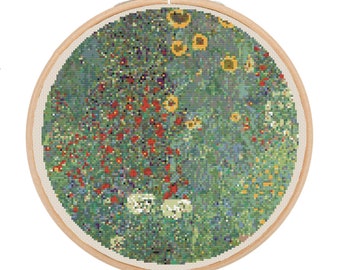Puede incluir: Un aro de bordado redondo con un diseño de punto de cruz de un campo de flores. Las flores son rojas, amarillas y blancas, y el fondo es verde.