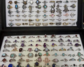 Mysterieuze ringendoos – 10 ringen met natuurlijke edelstenen – verzilverd en verstelbaar – Verrassend sieradencadeau
