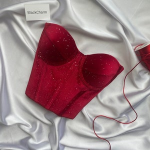 Corset vintage rouge brillant