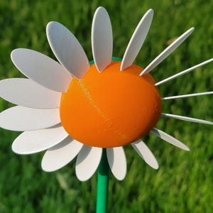 Yard Spinner - Daisy (Pick Your Color)