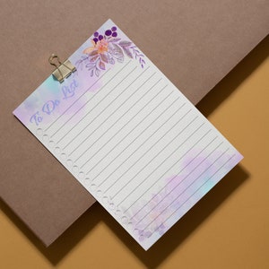 Może przedstawiać: Biała lista rzeczy do zrobienia z akcentami akwarelowymi w kolorze fioletowym i niebieskim. Górna część strony zawiera wzór kwiatowy z fioletowymi jagodami i pomarańczowymi liśćmi. Słowa "To Do List" są napisane na górze strony kolorem fioletowym.