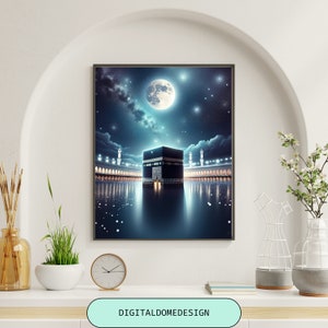 Puede incluir: Una pintura digital de la Kaaba en La Meca, Arabia Saudita, de noche. La Kaaba es un edificio en forma de cubo que es el lugar más sagrado del Islam. La pintura muestra la Kaaba rodeada por una gran multitud de personas, todas mirando hacia la Kaaba en oración. El cielo es azul oscuro y está lleno de estrellas, y una gran luna brillante brilla en el cielo.