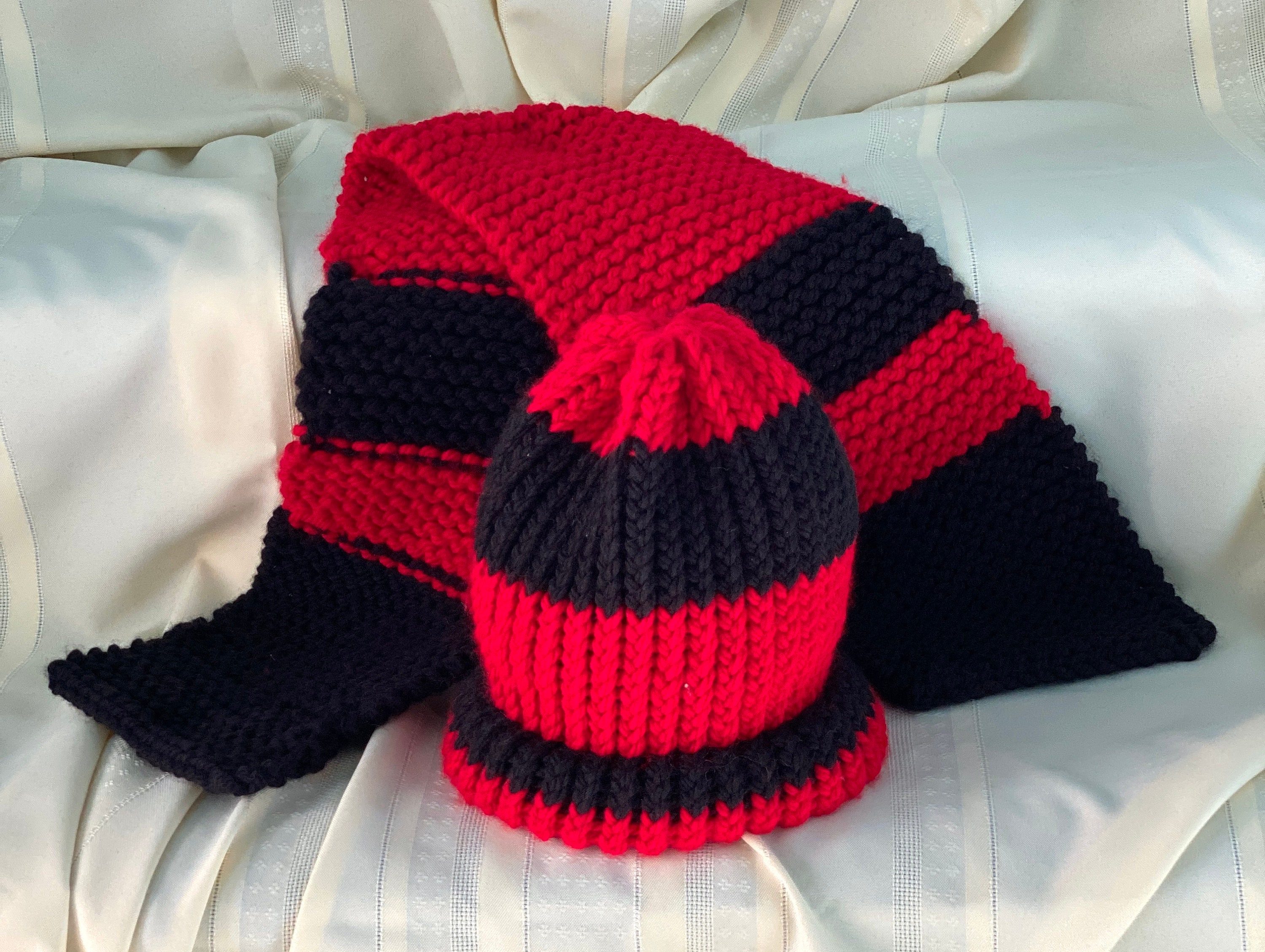 Gorgeous Black and Red Hat with Red Scarf Bundle BadPiggies Mens Winter Beanie Hat Scarf Set Warm Fleece  main image 2