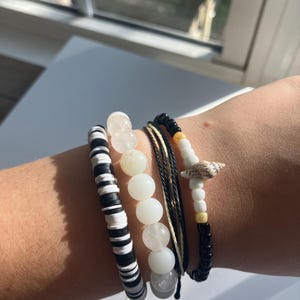 Beachy Perlen Armband-Stapel | Ozean inspiriert | Perfekt für den Sommer | Trendy & Stapelbar