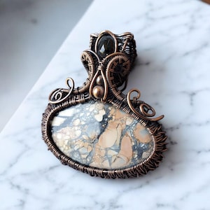 Maligno jasper pendant woven with pure copper