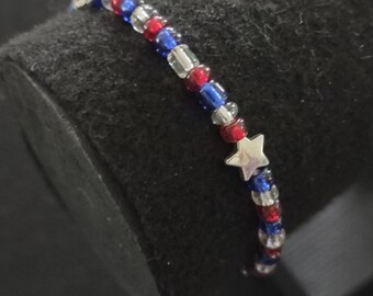 Rot Weiß Blau Silber Sterne 4. Juli Unabhängigkeitstag Perlenarmband - Erwachsene & Kinder Größe - Elastisch