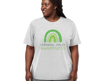 Op de afbeelding: Een grijs t-shirt met een groene regenboog afbeelding en de tekst "Cerebral Palsy Awareness".
