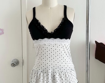 Camiseta de tirantes hecha a mano con lunares blancos y negros, top de encaje coqueto, top Himekaji Dolly, camiseta de tirantes de punto con bajo ondulado, talla XS