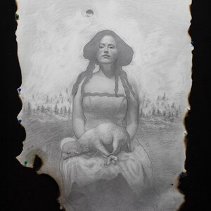 Parossismo - donna e agnello legato con incendio boschivo sullo sfondo, grafite su carta carbonizzata e strappata, arte basata sulla storia, opera d'arte originale, grande