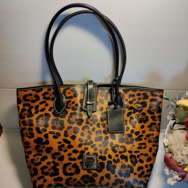 Dooney and Bourke leopard Print Tote EUC Bag is coated leather