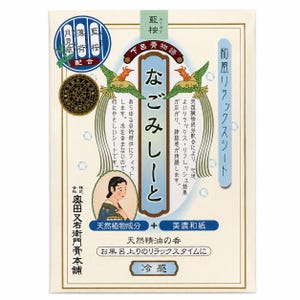 Puede incluir: Un empaque de producto rectangular con fondo color crema que presenta texto en japonés, una ilustración central de una persona y dos aves verdes similares a fénix. El diseño incluye sellos circulares azules y dorados, bordes decorativos y caracteres japoneses.